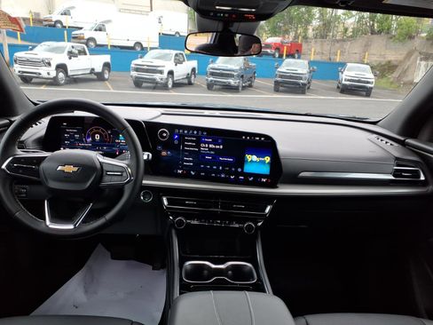 Used 2025 Chevrolet Traverse LT w/ Driver Confidence Package AWD/4WD image 14