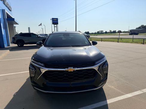 Used 2026 Chevrolet Trax LT w/ LT Convenience Package FWD image 3