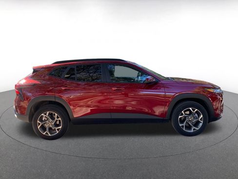 Used 2025 Chevrolet Trax LT w/ LT Convenience Package image 8