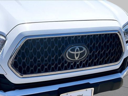 Certified 2019 Toyota Tacoma TRD Off-Road AWD/4WD image 29