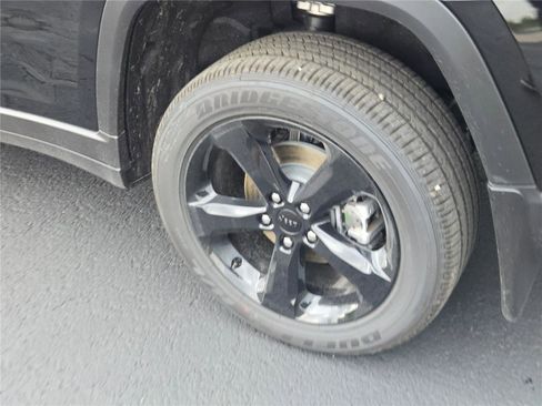 New 2025 Jeep Grand Cherokee Altitude image 18