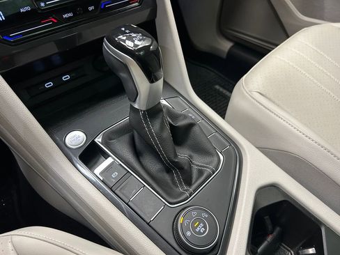 Used 2022 Volkswagen Tiguan SE image 16