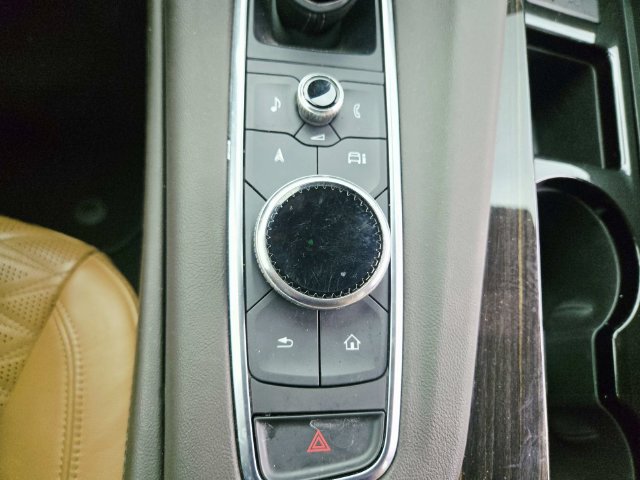 Certified 2022 Cadillac Escalade Premium Luxury w/ Performance Package AWD/4WD image 32