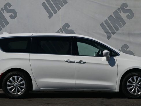 Used 2018 Chrysler Pacifica Touring Plus image 4