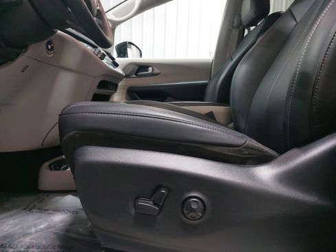 Used 2024 Chrysler Pacifica Touring-L image 31