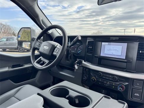 New 2025 Ford F550 4x4 Regular Cab Super Duty image 15