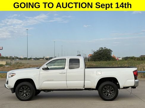 Used 2022 Toyota Tacoma SR5 RWD image 3