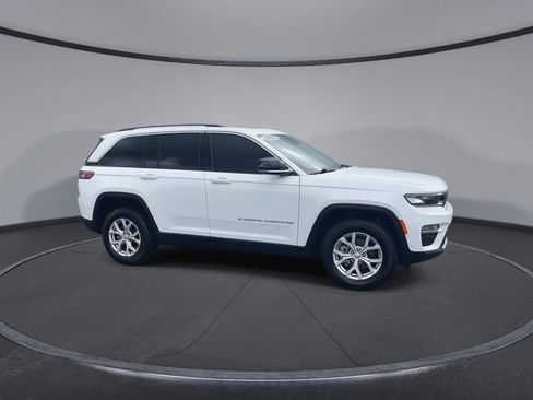 Used 2022 Jeep Grand Cherokee Limited w/ Luxury Tech Group II image 2