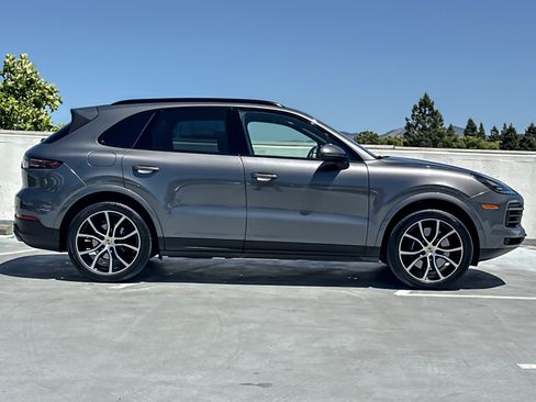 Used 2023 Porsche Cayenne AWD/4WD image 9