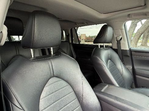 Used 2023 Toyota Highlander XLE FWD image 40