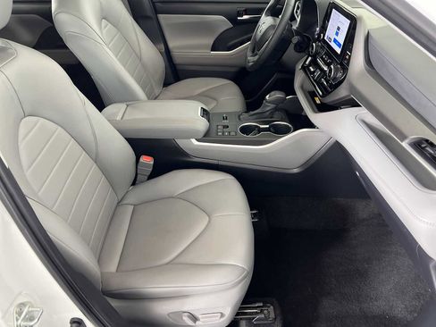 Used 2024 Toyota Highlander XLE image 24