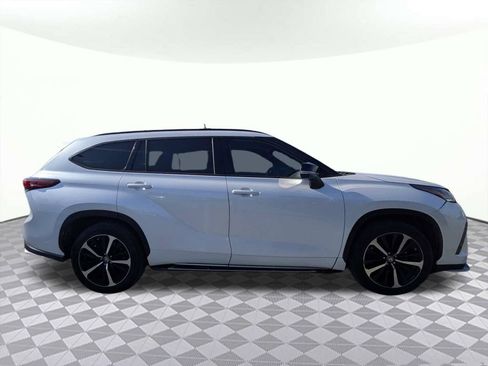 Used 2022 Toyota Highlander XSE FWD image 2