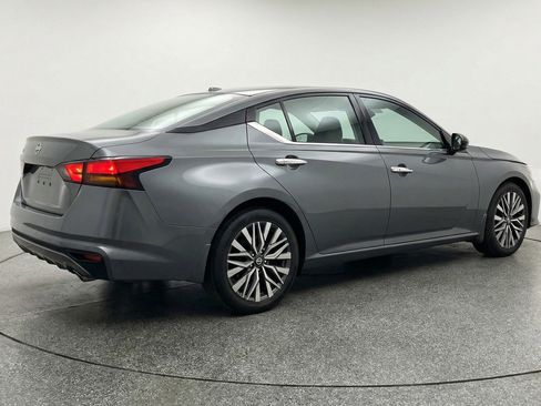 Used 2025 Nissan Altima 2.5 SV FWD image 9