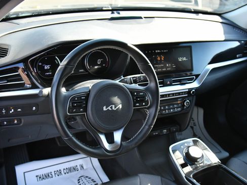 Used 2022 Kia Niro EX image 16
