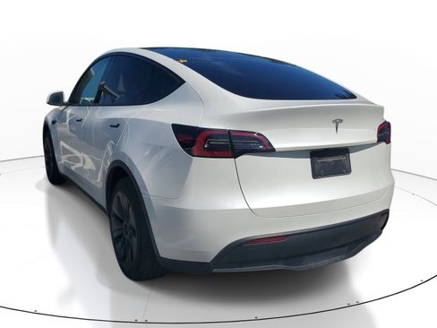 Used 2024 Tesla Model Y 2WD image 3