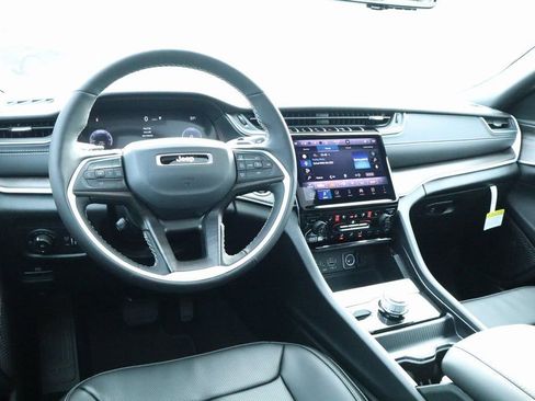 New 2025 Jeep Grand Cherokee Limited w/ Luxury Tech Group II image 2