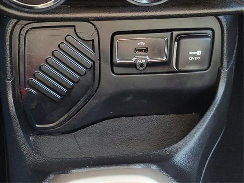 Used 2016 Jeep Renegade Limited image 25