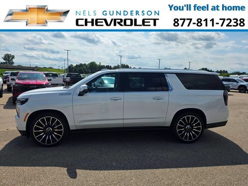 Certified 2025 Chevrolet Suburban High Country AWD/4WD image 4