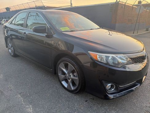 Used 2012 Toyota Camry SE w/ Leather Pkg FWD image 8