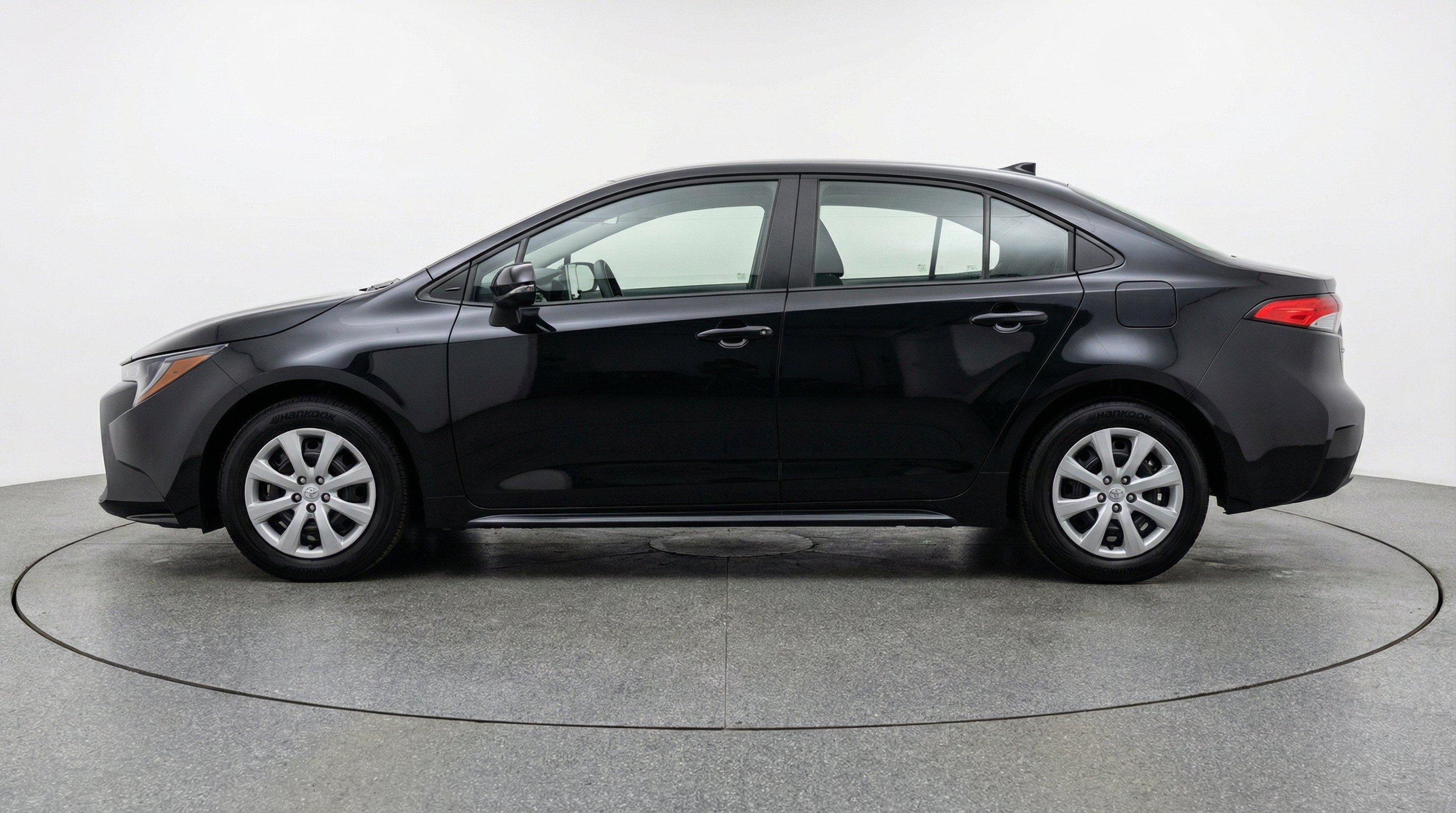 Used 2025 Toyota Corolla LE FWD image 5