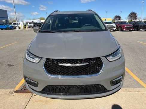 Used 2022 Chrysler Pacifica Touring-L FWD image 2