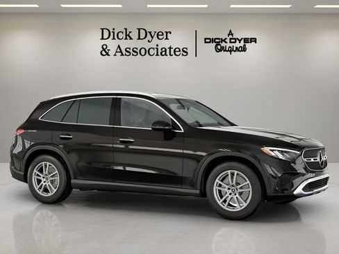 Used 2025 Mercedes-Benz GLC 300 image 2