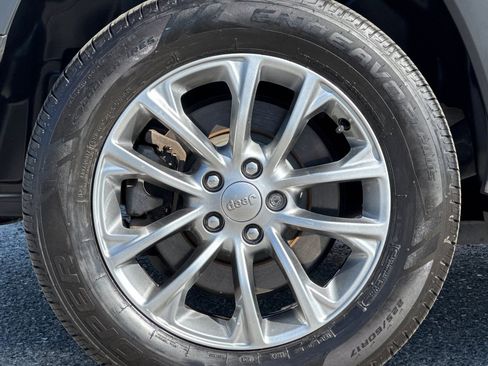 Used 2019 Jeep Cherokee Latitude Plus w/ Comfort/Convenience Group image 11