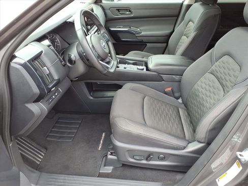 Used 2025 Nissan Pathfinder SV image 4