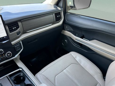 Used 2022 Ford Expedition Limited image 14