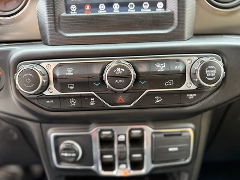 Used 2018 Jeep Wrangler Unlimited Sport S AWD/4WD image 25