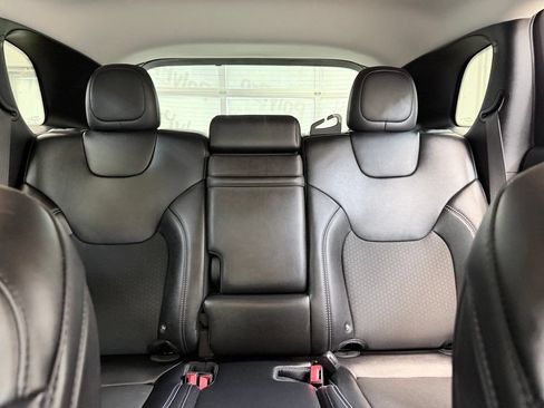 Used 2019 Jeep Cherokee Latitude Plus w/ Comfort/Convenience Group FWD image 16