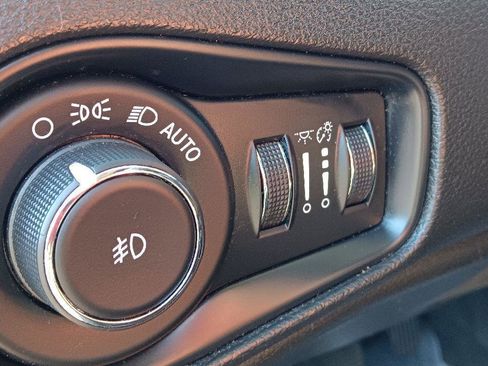 Used 2018 Jeep Renegade Latitude image 9