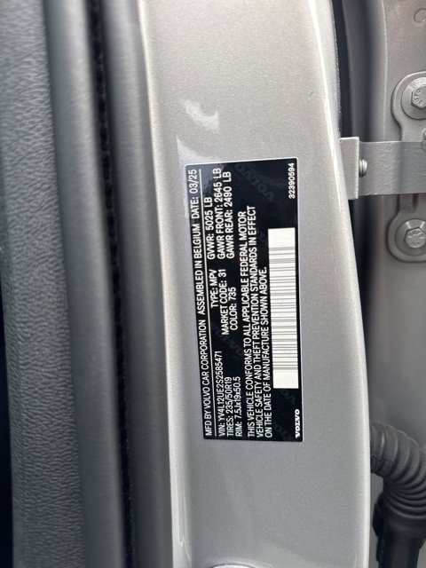 Certified 2025 Volvo XC40 B5 Plus AWD/4WD image 28