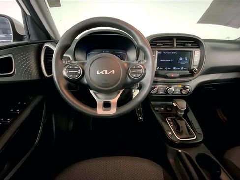 Certified 2025 Kia Soul LX w/ LX Technology Package FWD image 5