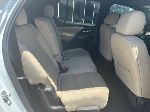 Used 2023 Chevrolet Traverse LS FWD image 9
