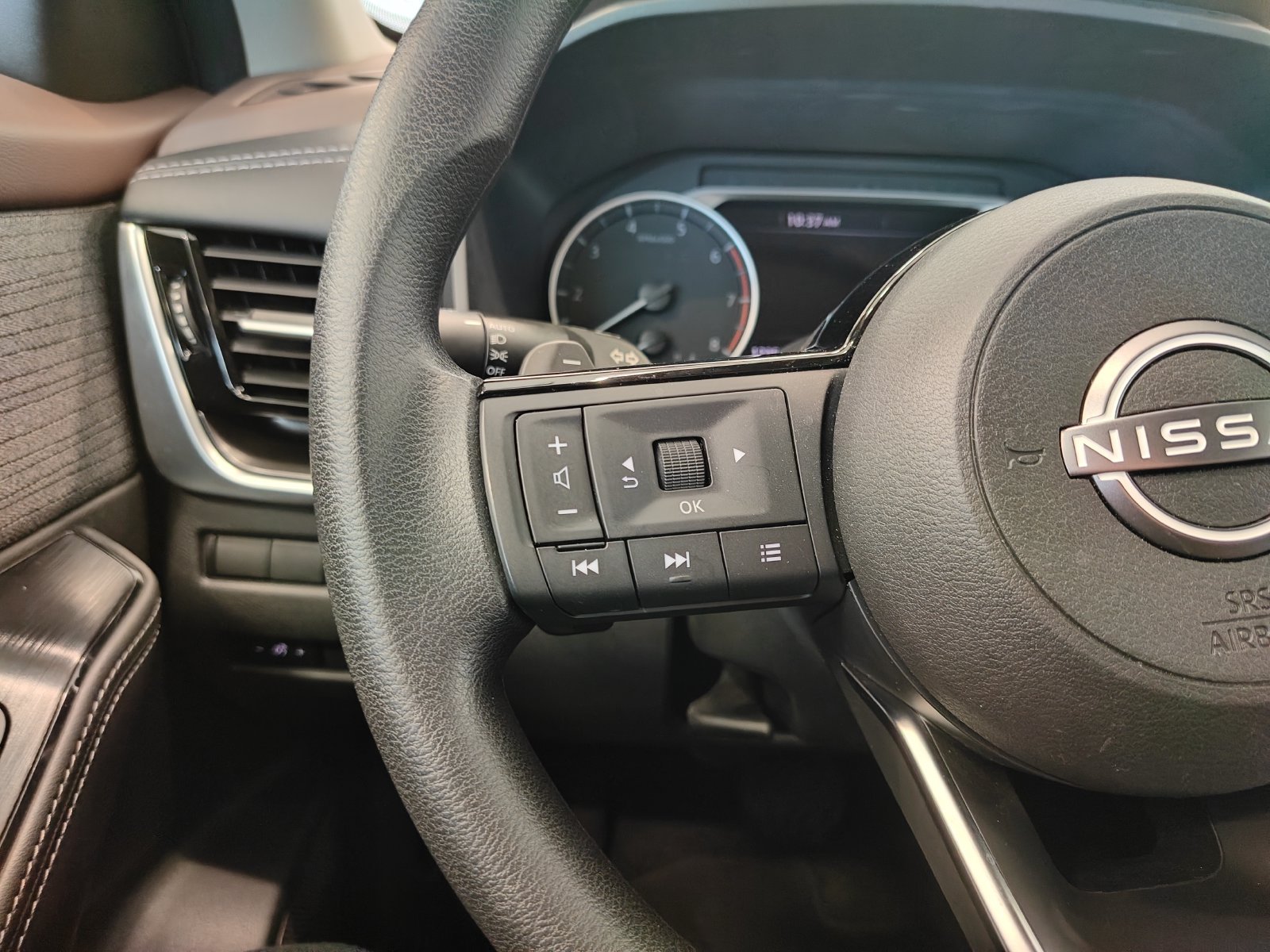 Used 2023 Nissan Rogue SV FWD image 12