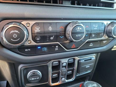 Used 2025 Jeep Wrangler Unlimited Sahara AWD/4WD image 19