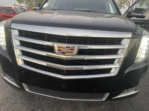 Used 2020 Cadillac Escalade ESV Luxury image 1
