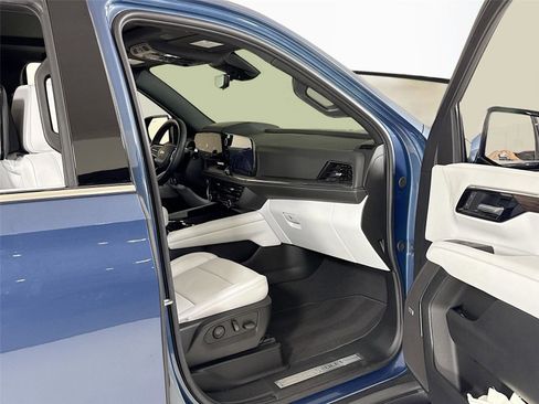 Used 2025 Chevrolet Suburban Premier image 37