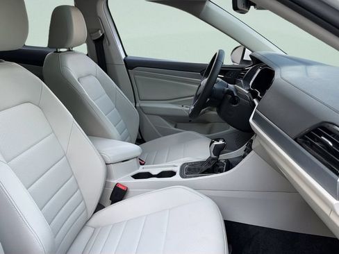 Certified 2024 Volkswagen Jetta SE w/ Panoramic Sunroof Package FWD image 34
