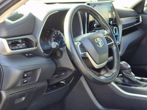 Used 2022 Toyota Highlander XLE image 10