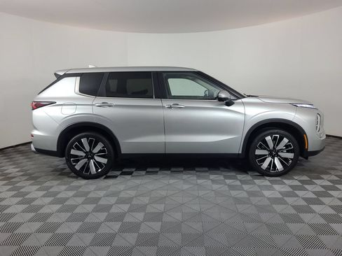Used 2025 Mitsubishi Outlander AWD image 2