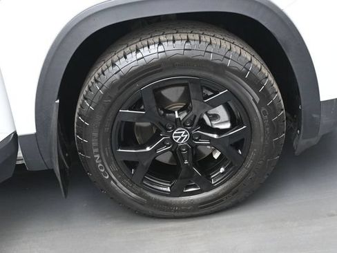 Used 2024 Volkswagen Atlas Peak Edition SE AWD/4WD image 39