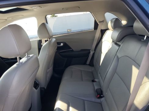 Used 2022 Kia Niro EX Premium image 10