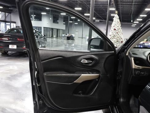 Used 2018 Jeep Cherokee Limited AWD/4WD image 10