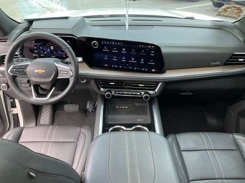 Used 2025 Chevrolet Suburban High Country AWD/4WD image 4