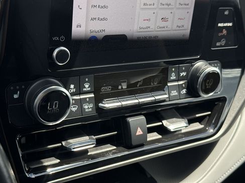 Used 2023 Toyota Highlander XLE AWD/4WD image 20