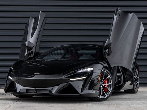 Used 2025 McLaren Artura image 2