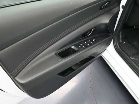 Certified 2025 Hyundai Elantra Sport image 12