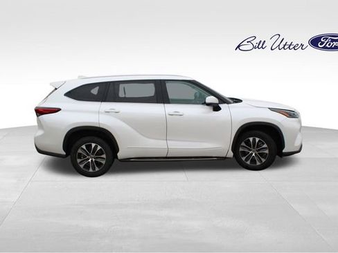 Used 2021 Toyota Highlander XLE image 4